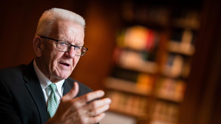 Winfried Kretschmann (Bündnis 90/Die Grünen), Ministerpräsident von Baden-Württemberg, spricht bei einem Interview im Staatsministerium am 19.12.2024 in Stuttgart. 