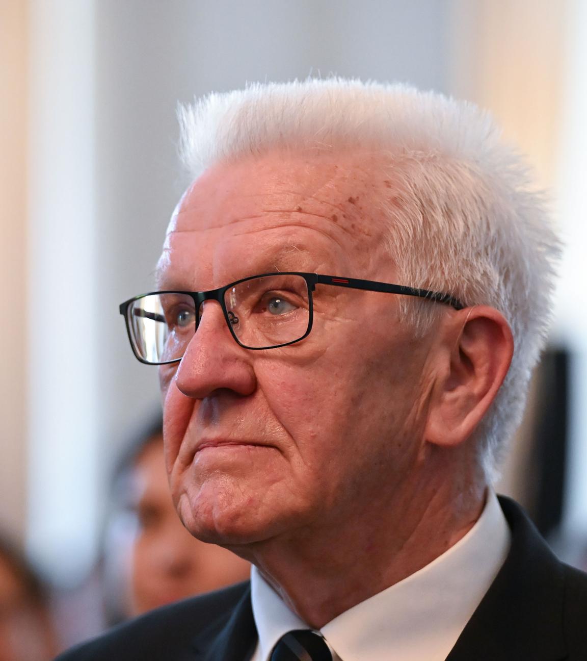 Ministerpräsident Winfried Kretschmann (Bündnis 90/Die Grünen) nimmt am Festakt zu seiner Verabschiedung im Neuen Schloss teil.