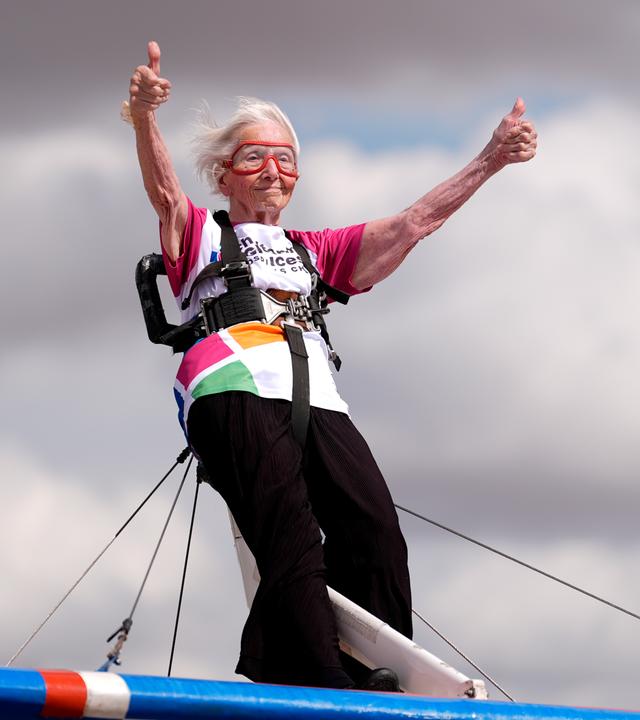 Die 97-jährige Wingwalkerin Betty Bromage. Sie ist die älteste Frau jemals, die einen Wingwalk durchgeführt hat.