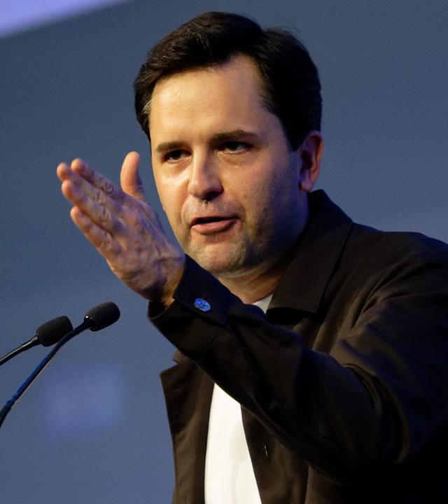 16.10.2026, Nordrhein-Westfalen, Bonn: Der Bundesvorsitzende der Jungen Union, Johannes Winkel, steht beim Deutschlandtag der Jungen Union auf der Bühne.