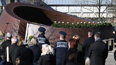 Trauerfeier zum 15. Jahrestag des Amoklaufs in Winnenden an der Gedenkstätte "Gebrochener Ring"