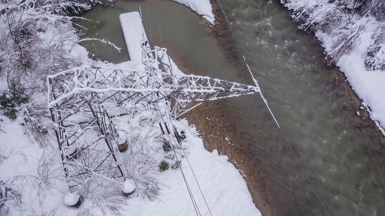 Umgeknickter Strommast und beschädigte Leitung in Thal (Osttirol)
