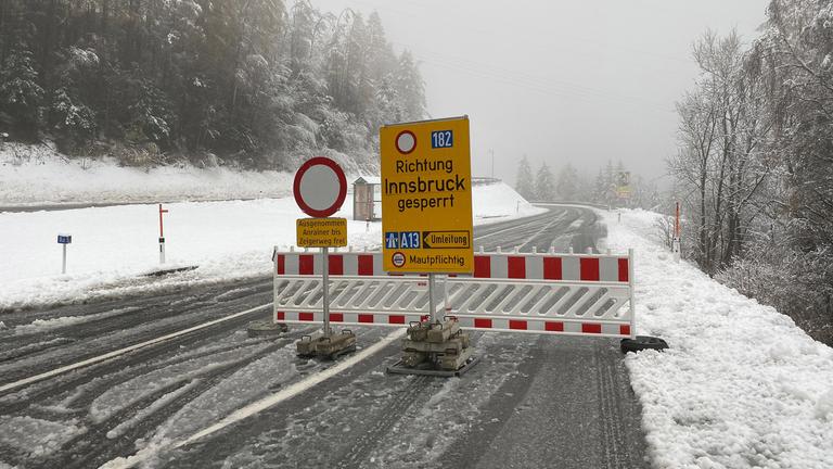 Die Stubaitalstraße ist nach einem Lawinenabgang gesperrt