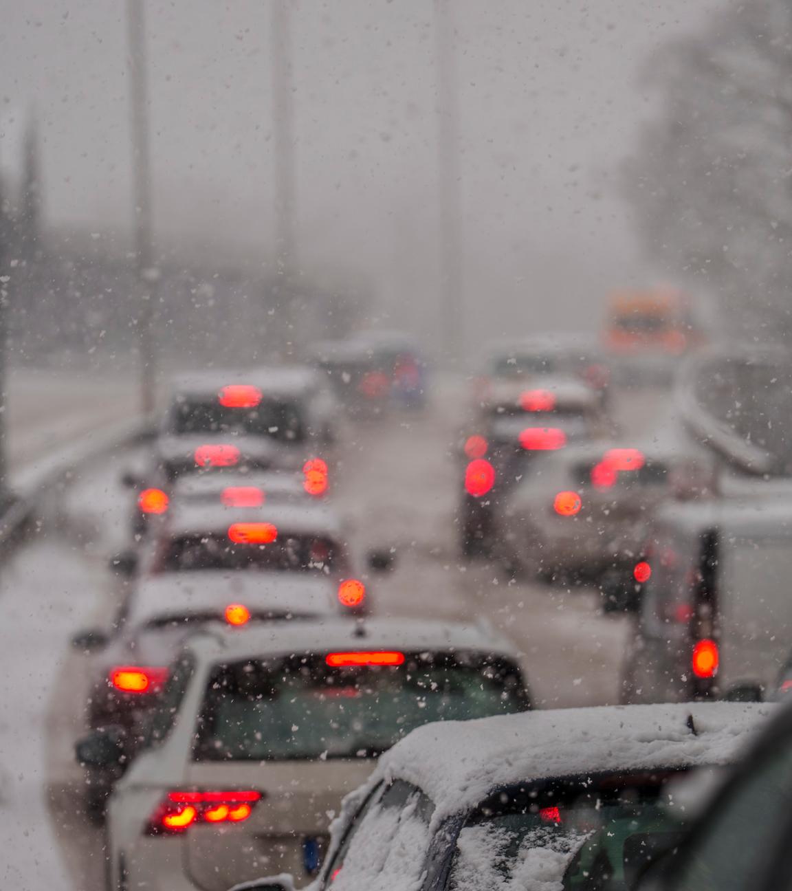 Der Verkehr staut sich auf der Mombacher Straße in Mainz. Ein heftiger Wintereinbruch mit Schnee und Eisregen hat in der Landeshauptstadt zu spiegelglatten Straßen und Einschränkungen im Verkehr geführt.