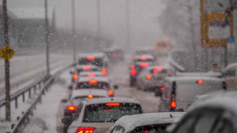 Der Verkehr staut sich auf der Mombacher Straße in Mainz. Ein heftiger Wintereinbruch mit Schnee und Eisregen hat in der Landeshauptstadt zu spiegelglatten Straßen und Einschränkungen im Verkehr geführt.