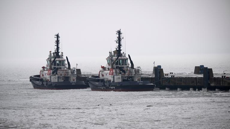 Schlepper stehen im vereisten Hafen von Mukran in Mecklenburg-Vorpommern.