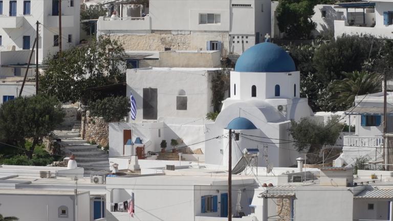 Weiße Häuser auf der Insel