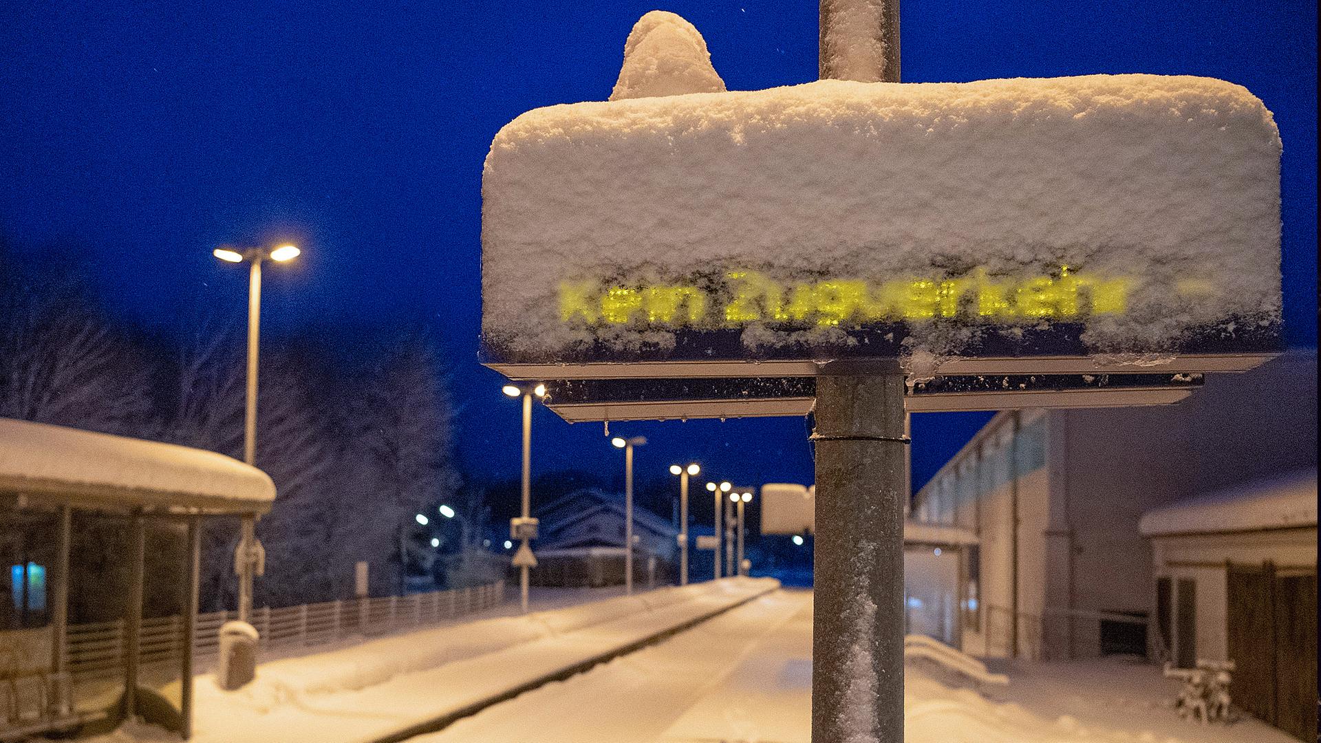 "Kein Zugverkehr" steht auf einer Fahrgastinformationstafel am Bahnhof von Miesbach.