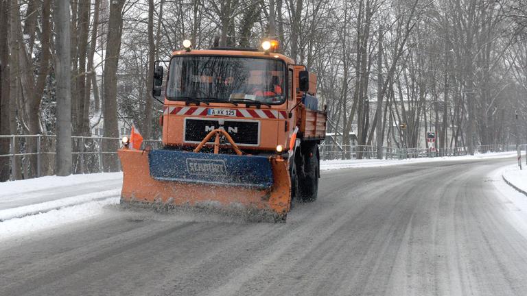 Ein Schneepflug auf einer Straße in Augsburg