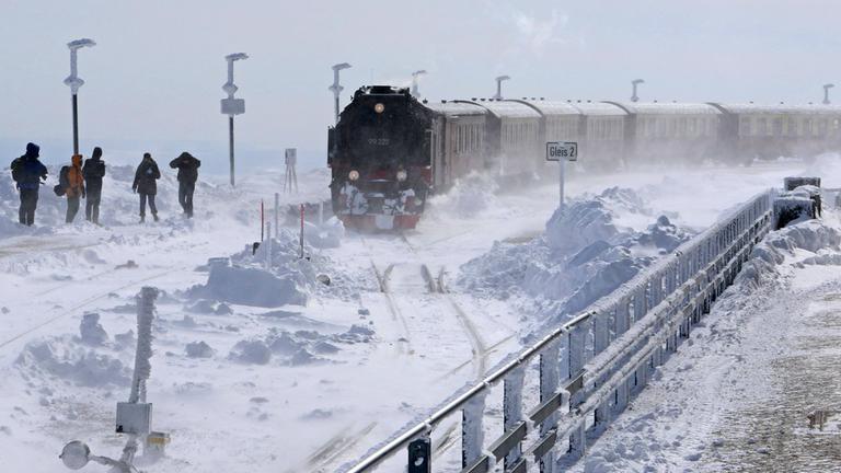 Ein Zug der Harzer Schmalspurbahn hält am Brocken