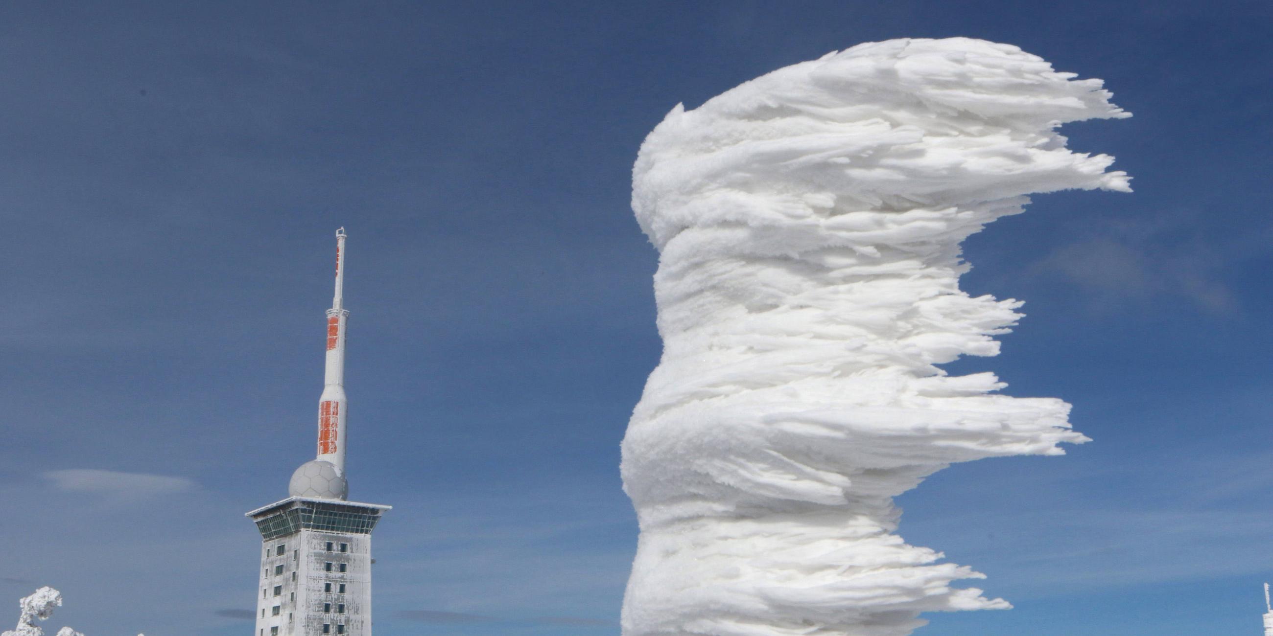 Wind und starke Reifbildung haben auf dem Brocken eine "Eisskulptur" geformt.