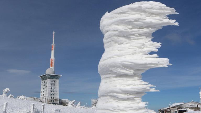 Wind und starke Reifbildung haben auf dem Brocken eine "Eisskulptur" geformt.