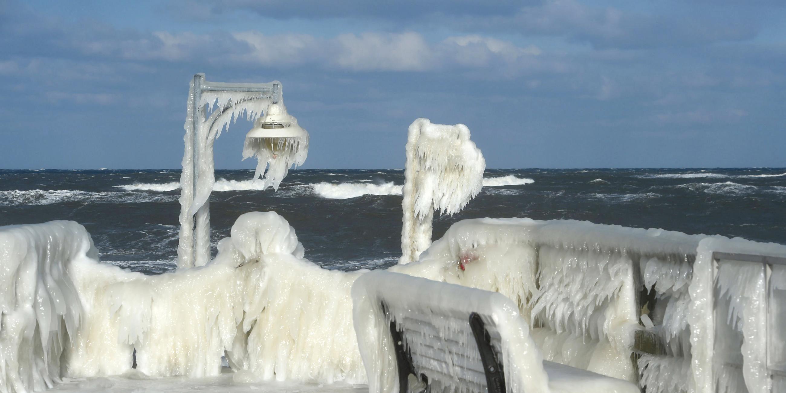 Ein Eispanzer überzieht die Seebrücke im Ostseebad