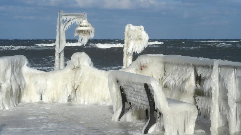 Ein Eispanzer überzieht die Seebrücke im Ostseebad