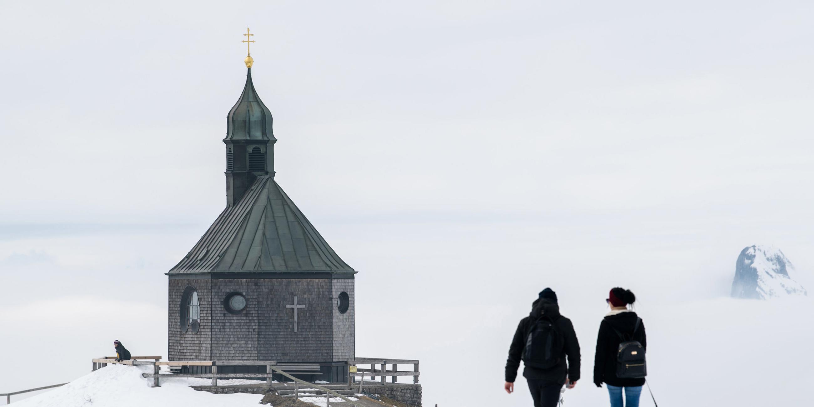Spaziergänger wandern zum Wallbergkircherl auf dem Wallberg bei Rottach-Egern