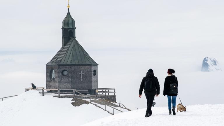 Spaziergänger wandern zum Wallbergkircherl auf dem Wallberg bei Rottach-Egern