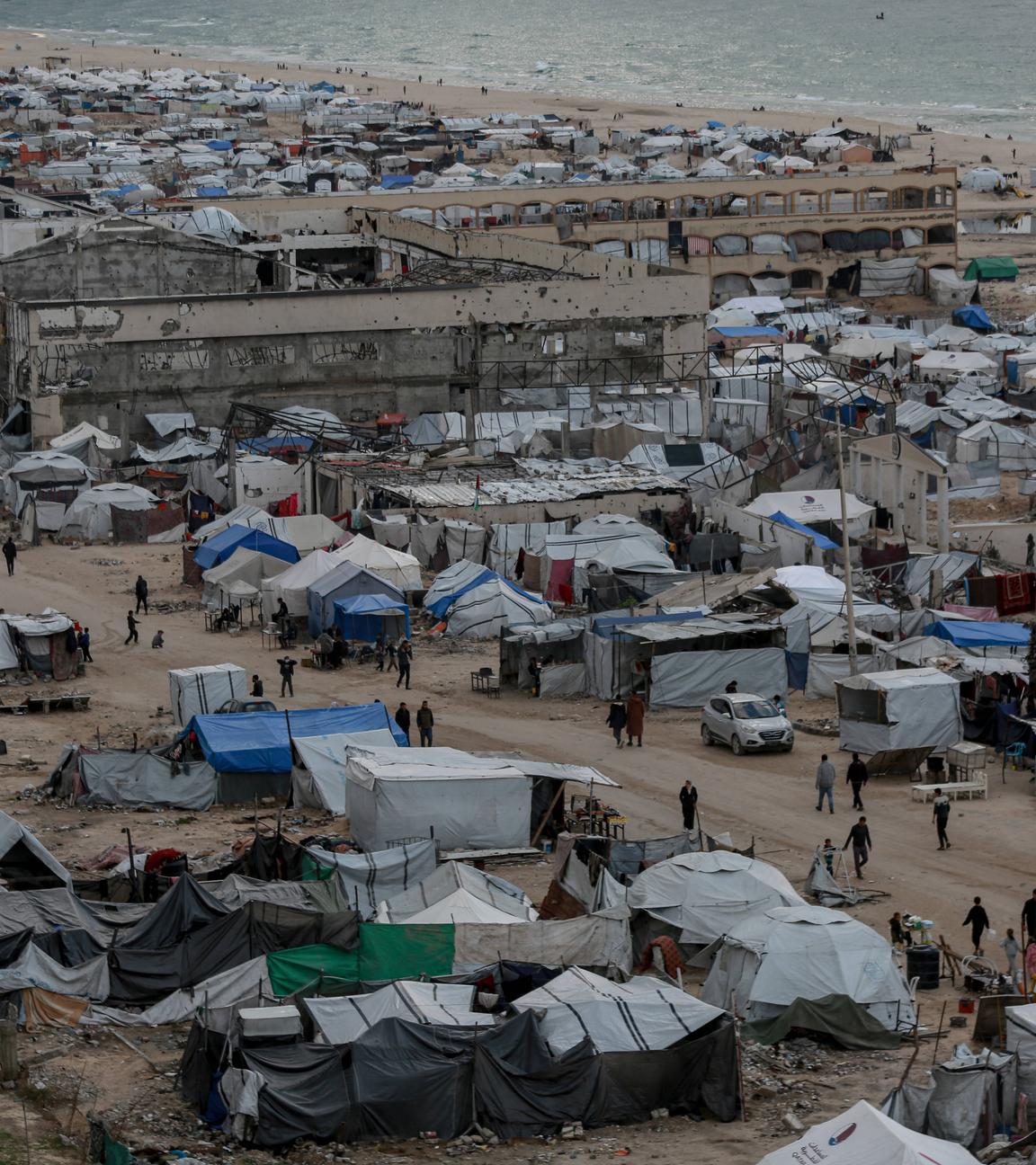 Der Strand in Gaza ist zu sehen. Es sind viele Zelte zu sehen, die eine Unterknft für die Menschen sind.