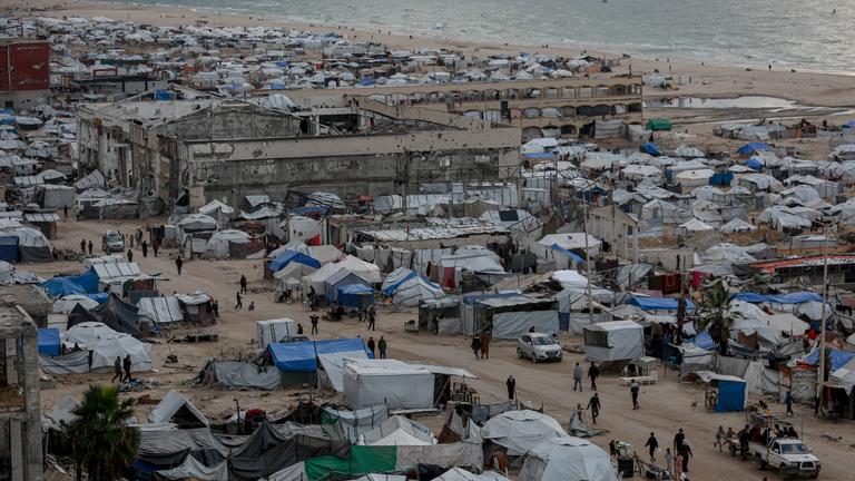 Der Strand in Gaza ist zu sehen. Es sind viele Zelte zu sehen, die eine Unterknft für die Menschen sind.