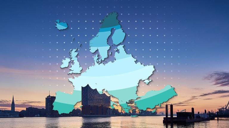 Im Hintergrund sieht man ein Panorama von Hamburg mit der Elbphilharmonie, im Vordergrund eine grafische Europakarte, die die unterschiedliche Tageslänge darstellen soll.