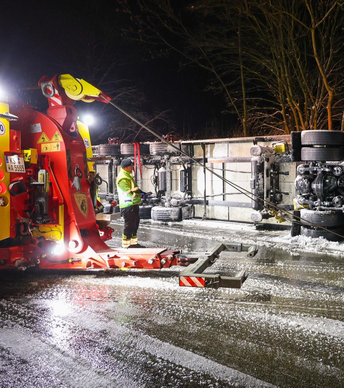 Ein LKW liegt nach einem Glätteunfall auf der Autobahn 7 (A7) zwischen Homberg und Bad Hersfeld auf der Seite. 