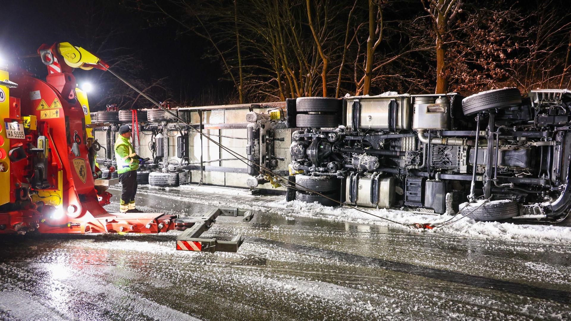 Ein LKW liegt nach einem Glätteunfall auf der Autobahn 7 (A7) zwischen Homberg und Bad Hersfeld auf der Seite. 