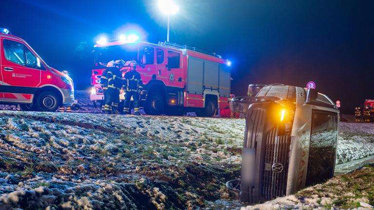 Ein Auto liegt nach einem Unfall nach Einbruch der Dunkelheit in einem Graben. 