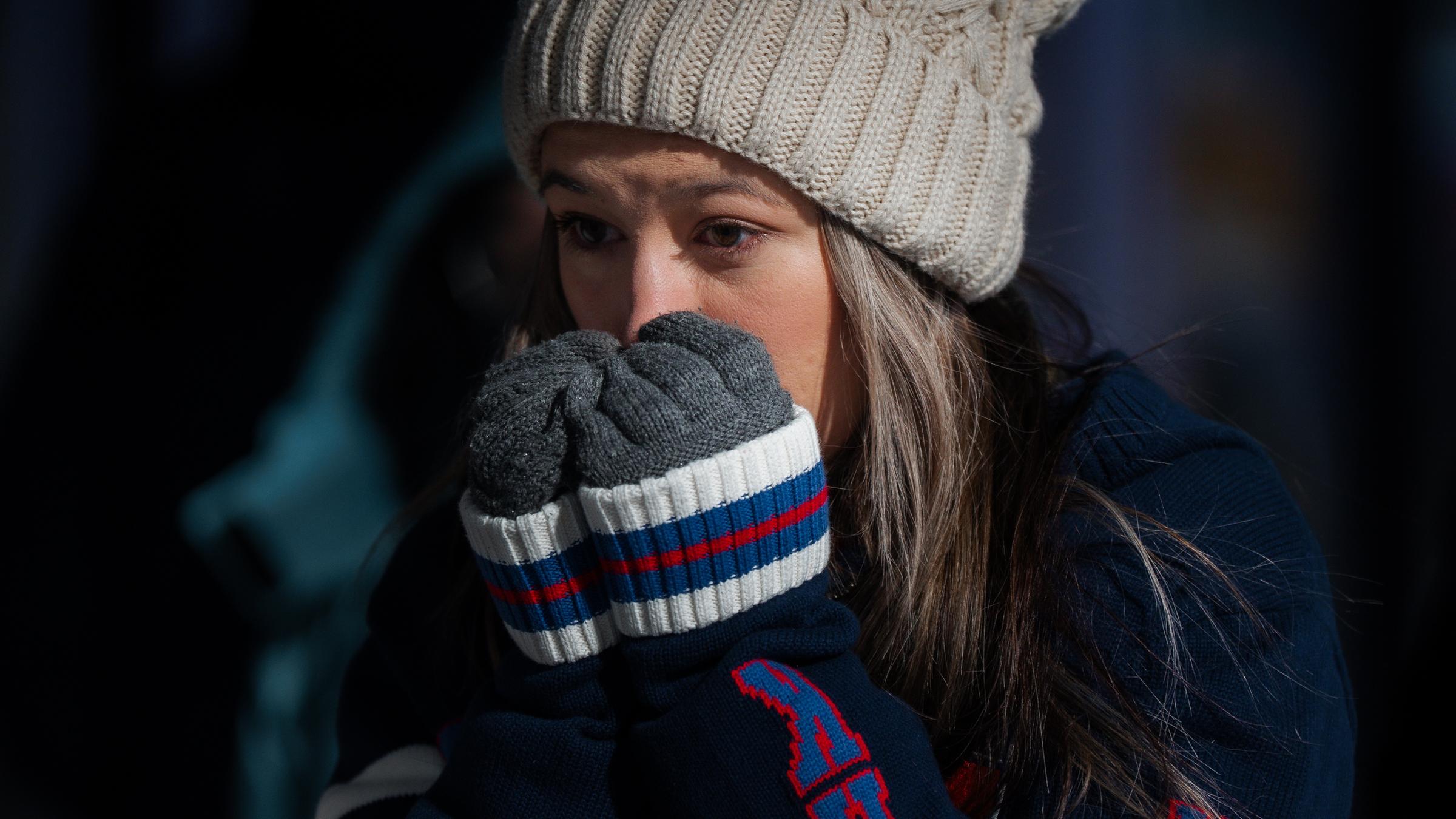 Eine Frau schützt sich mit Handschuhe und Mütze vor der extremen Kälte in New York.