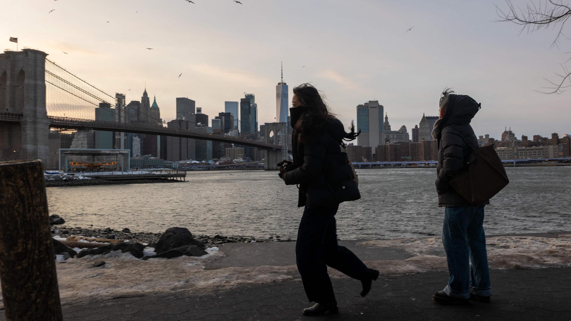 Spaziergänger am East River in New York.