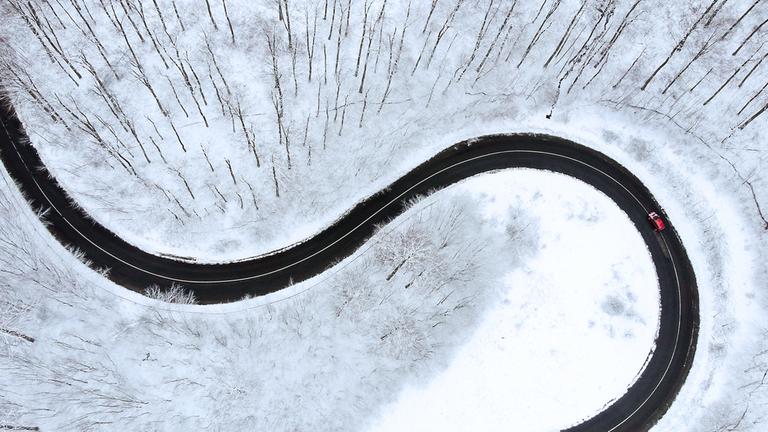Archiv: Straße in winterlicher Waldlandschaft in Ungarn, aufgenommen am 18.03.2018