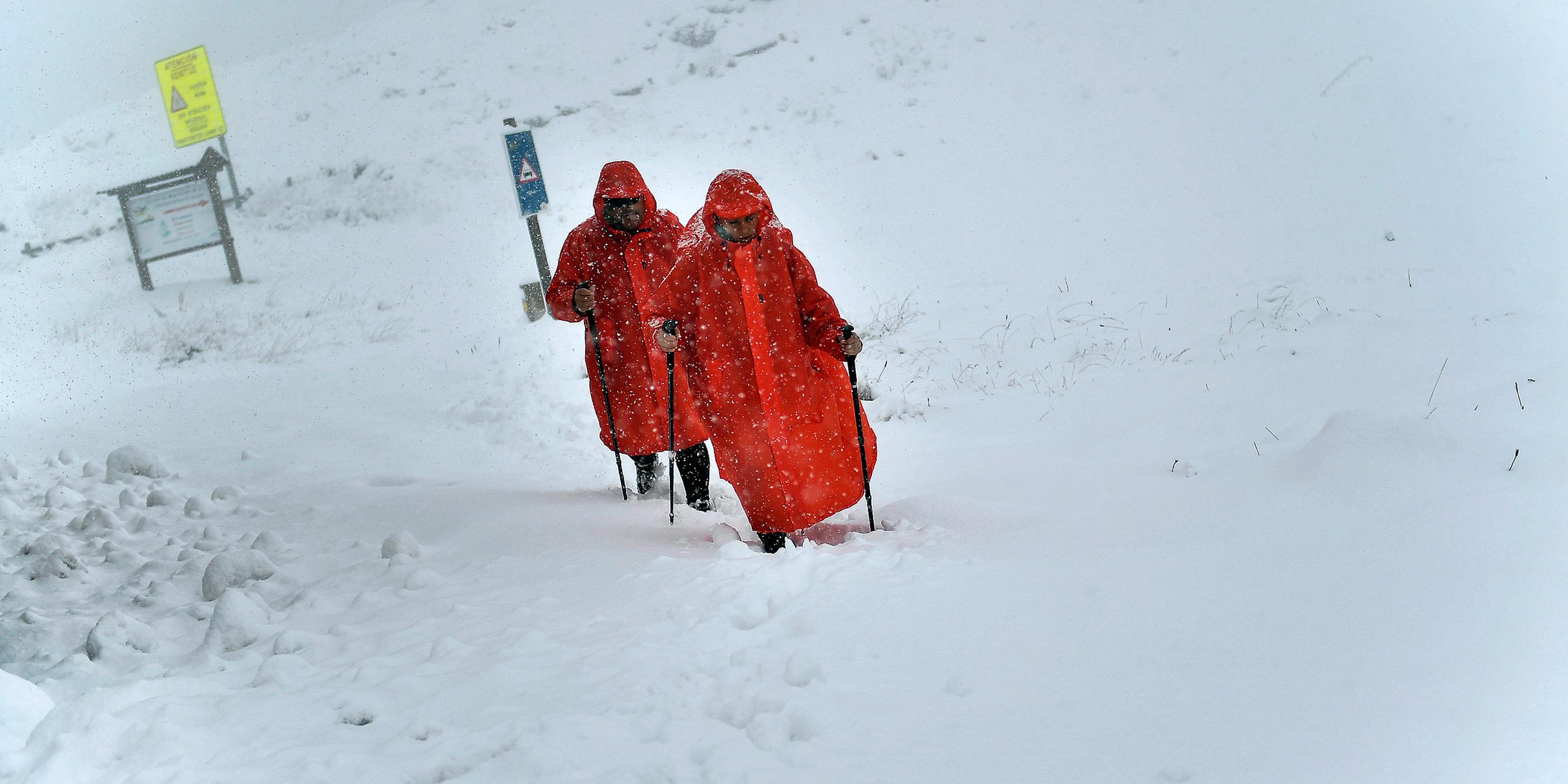 Archiv: Ein Mann und eine Frau wandern durch den Schnee, aufgenommen am 29.10.2018