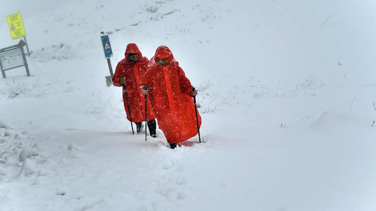 Archiv: Ein Mann und eine Frau wandern durch den Schnee, aufgenommen am 29.10.2018