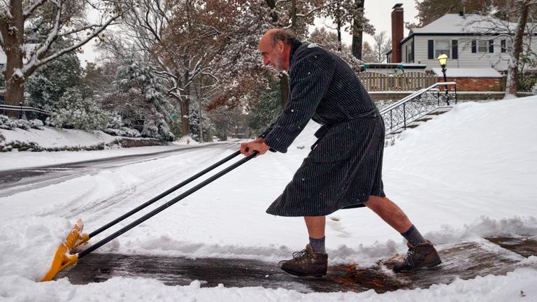 Archiv: Ein Mann räumt Schnee von seiner Einfahrt, aufgenommen am 15.11.2018 in St.Louis, USA