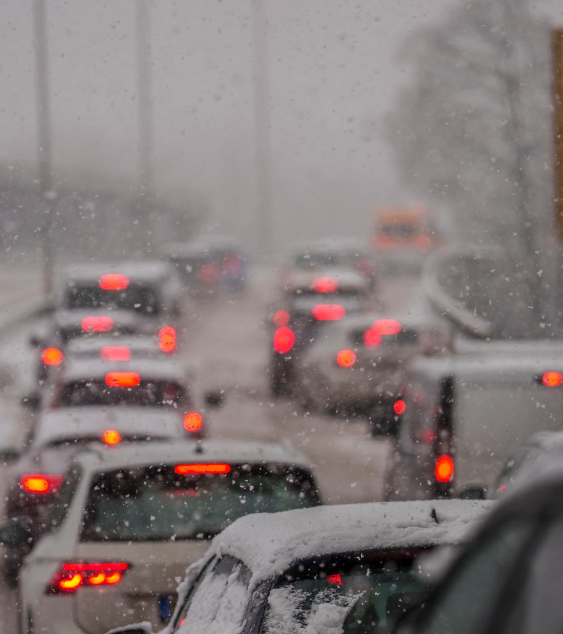 Rheinland-Pfalz, Mainz: Der Verkehr staut sich auf der Mombacher Straße bei geschlossener Schneedecke. 