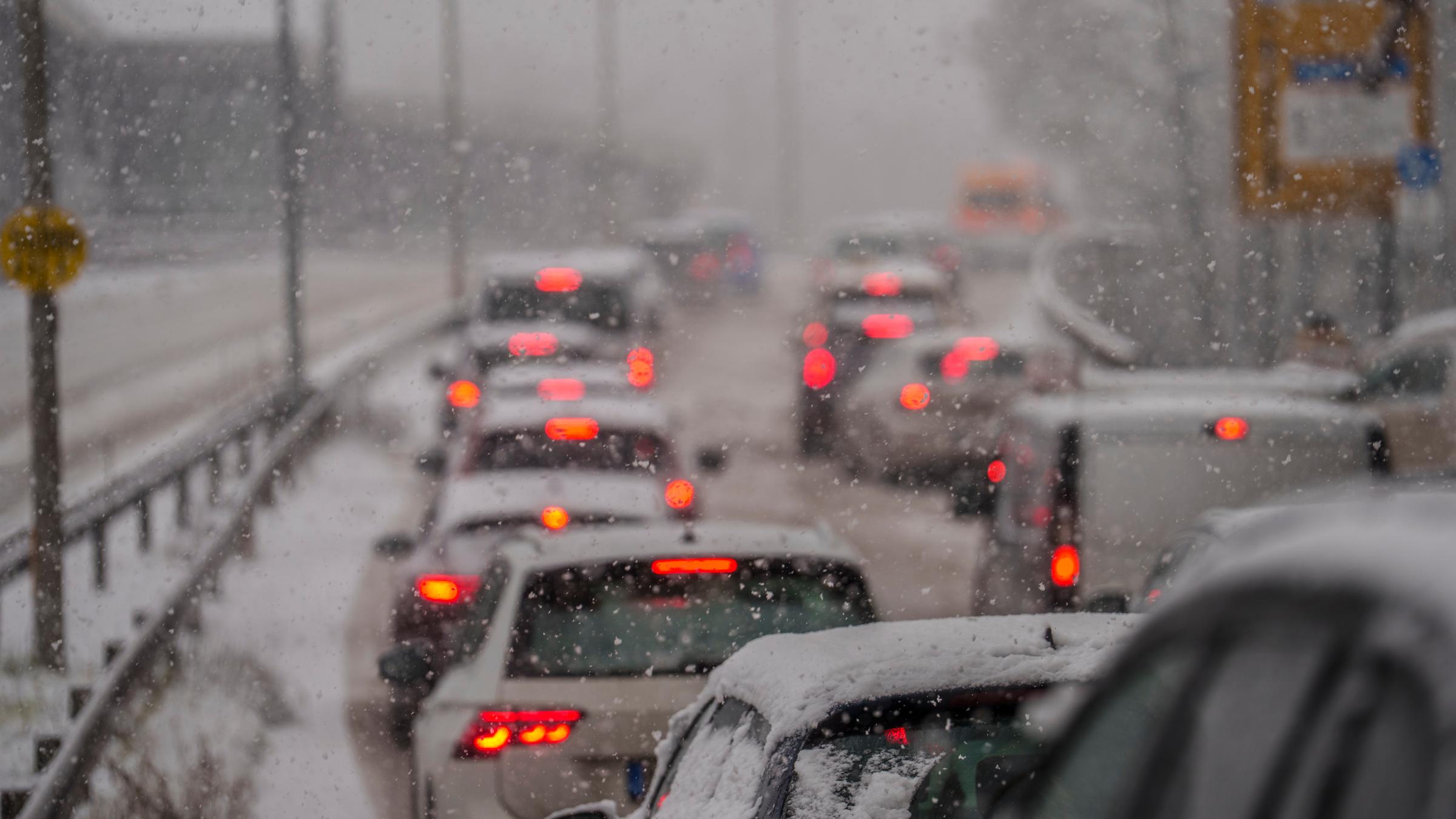 Rheinland-Pfalz, Mainz: Der Verkehr staut sich auf der Mombacher Straße bei geschlossener Schneedecke. 
