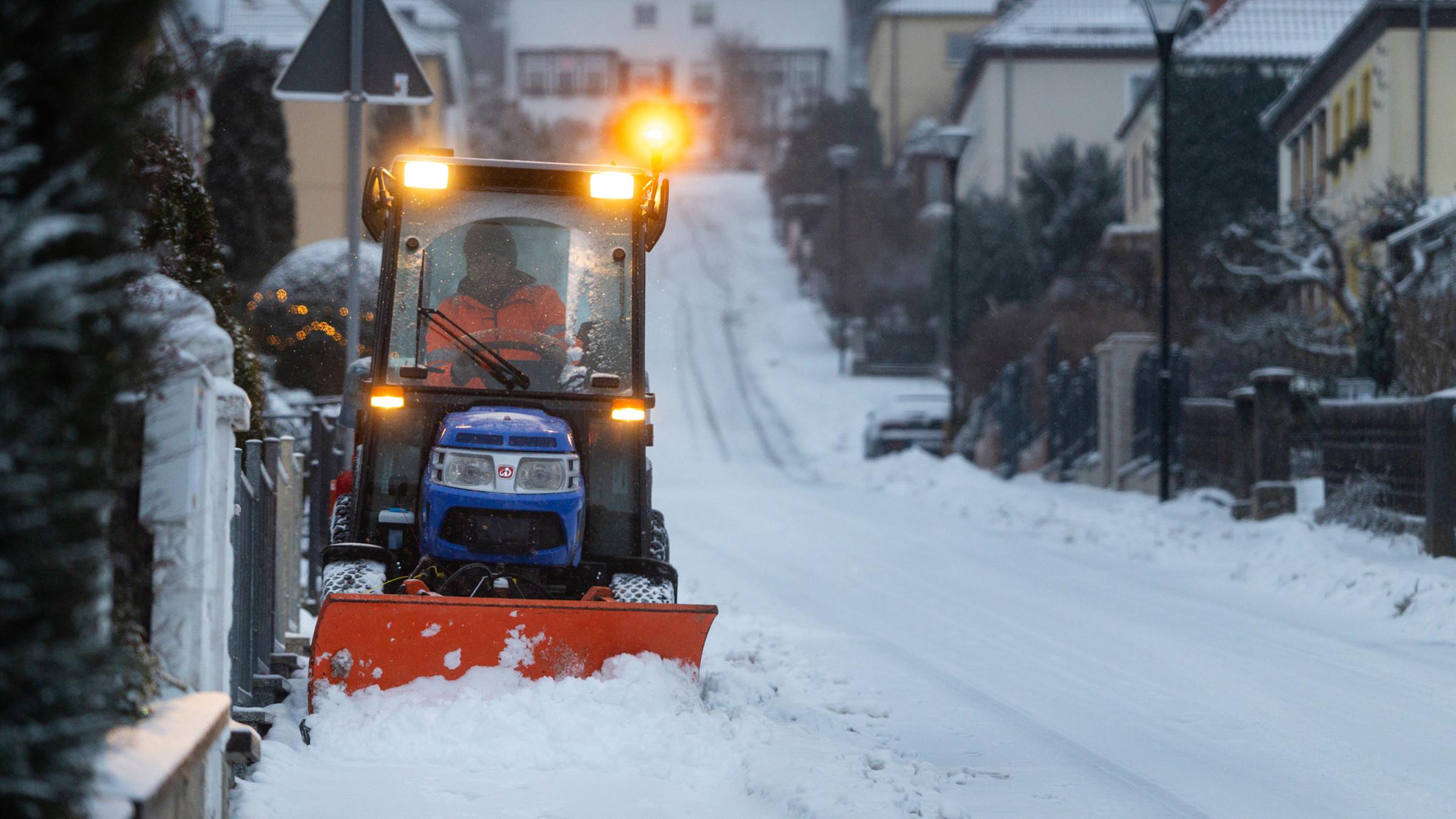 Ein Fahrzeug des Winterdienst räumt Schnee von einem Gehweg in Ilmenau.