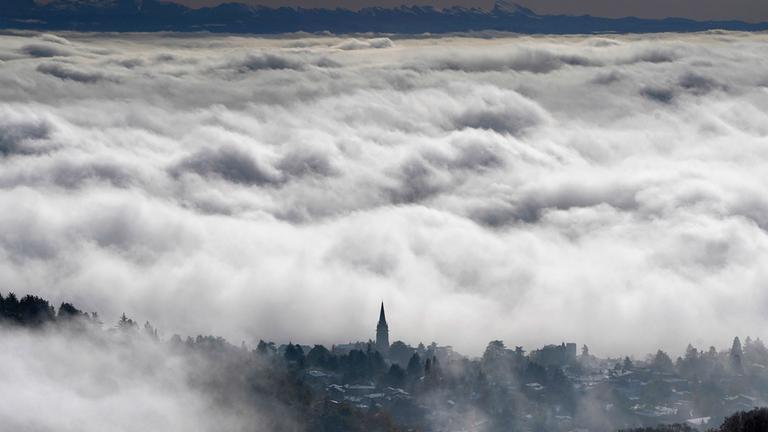 Französische Metropolregion Lyon liegt unter einer Wolkendecke. 