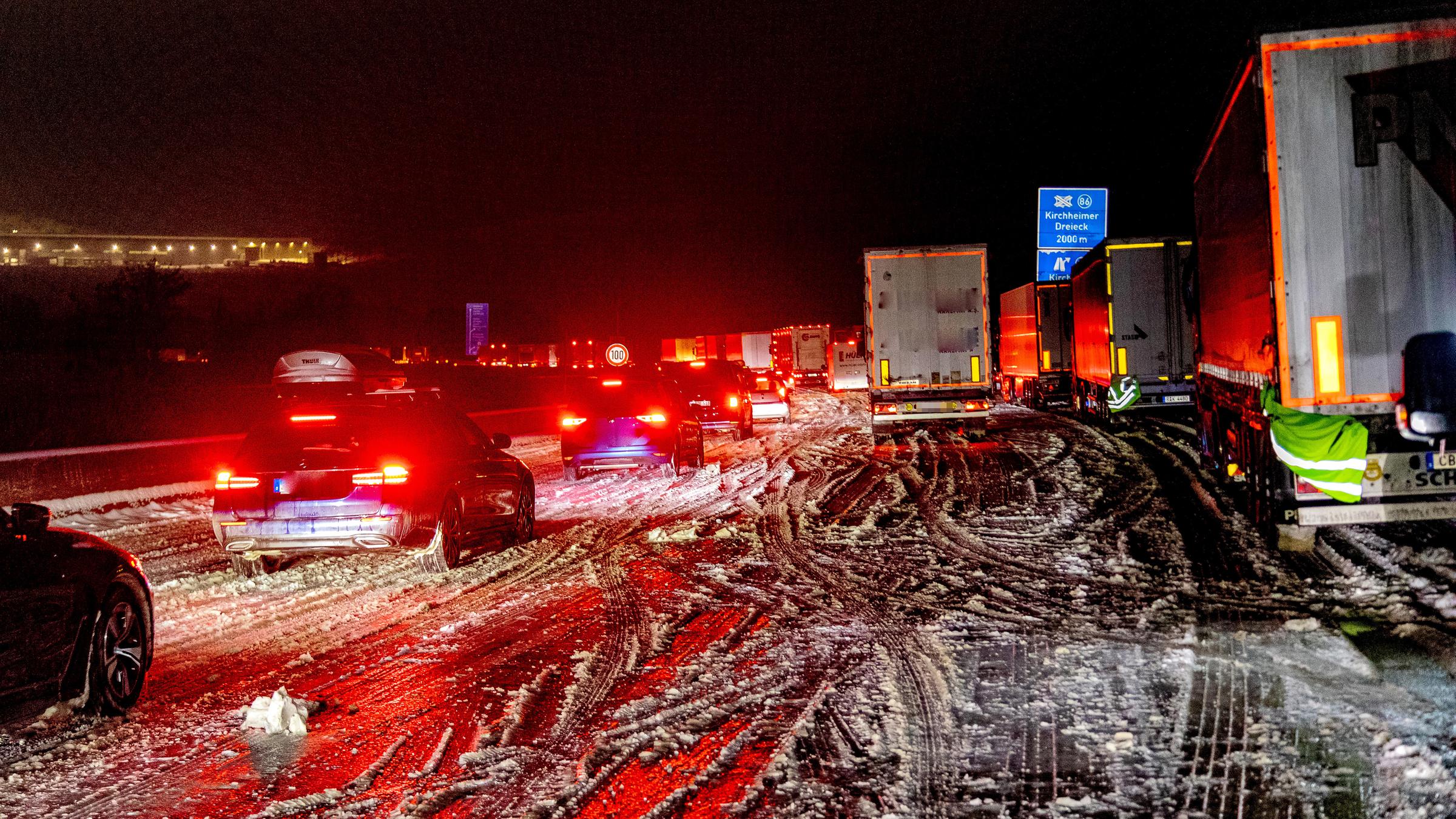 Auf der Autobahn A7 am Kirchheimer Dreiceck harren PKS und LKWs im Schneechaos aus, aufgenommen am 04.02.2026