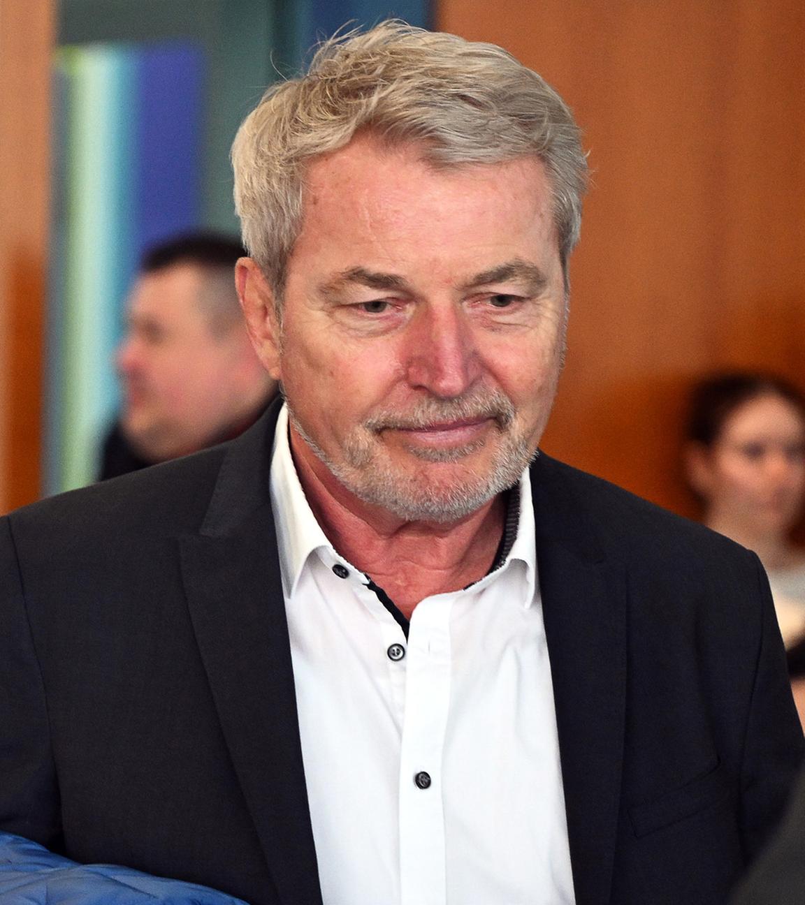 Kinderpsychiater Michael Winterhoff kommt in den Gerichtssaal des Landgerichts Bonn am 04.03.2026.