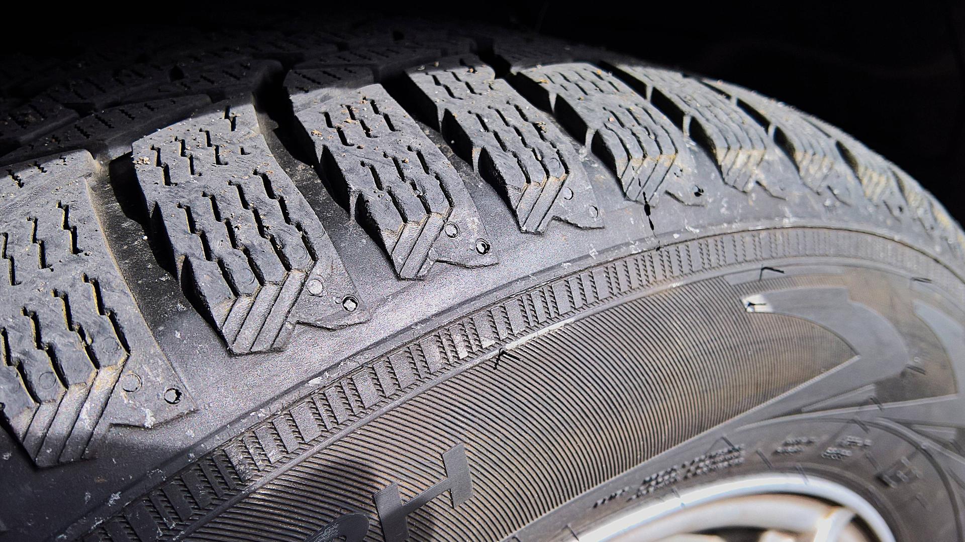 Winterreifen an einem Auto