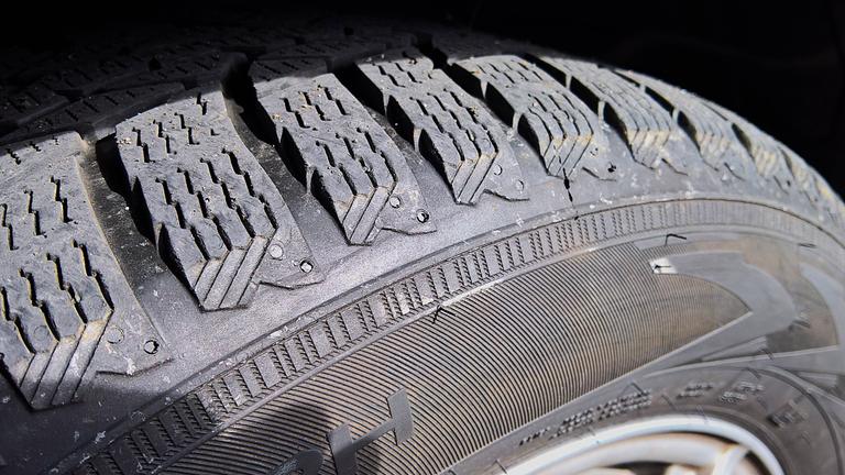 Winterreifen an einem Auto