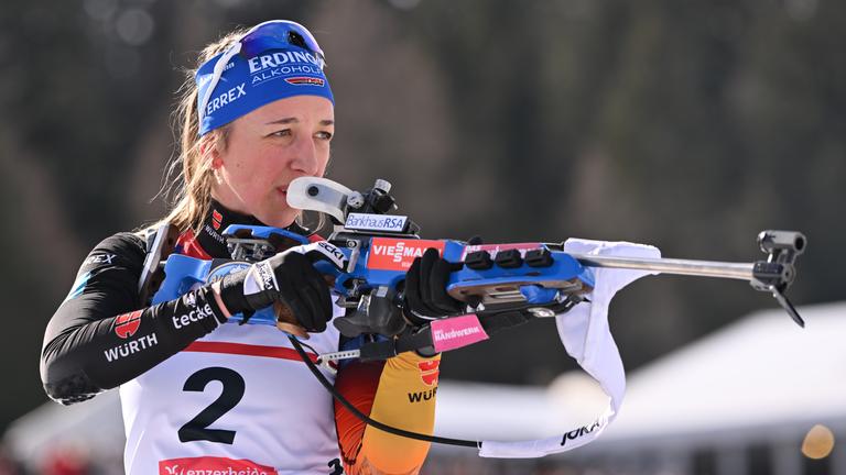 Franziska Preuß aus Deutschland beim Anschießen.