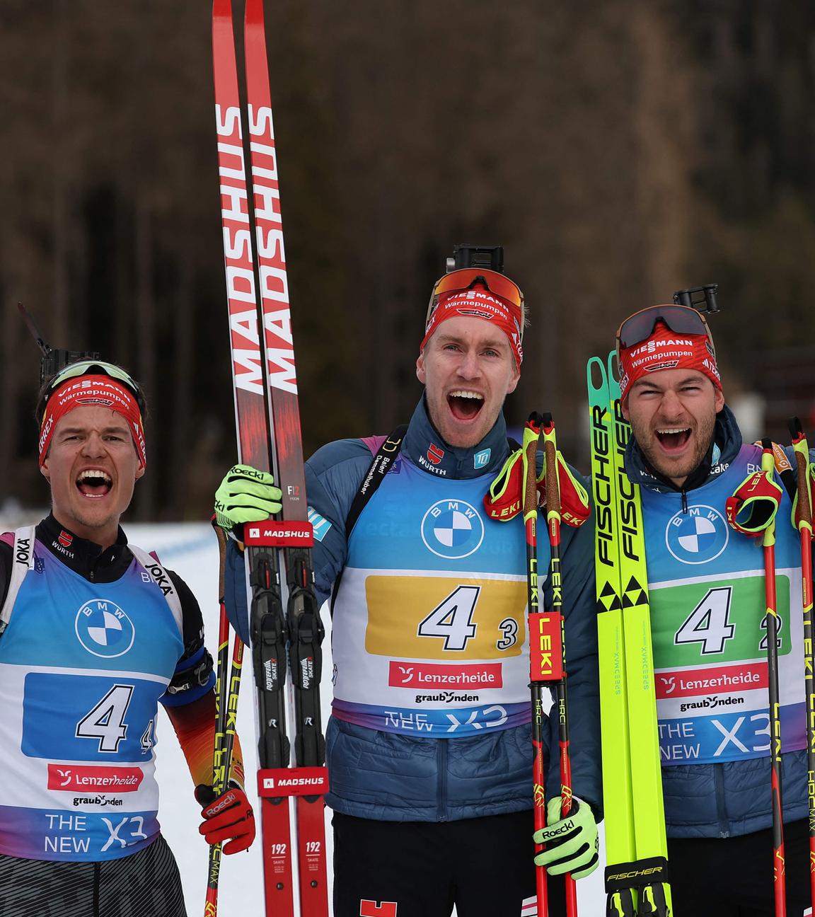 Die deutschen Männer bejubeln ihren dritten Platz bei der Biathlon-Staffel.