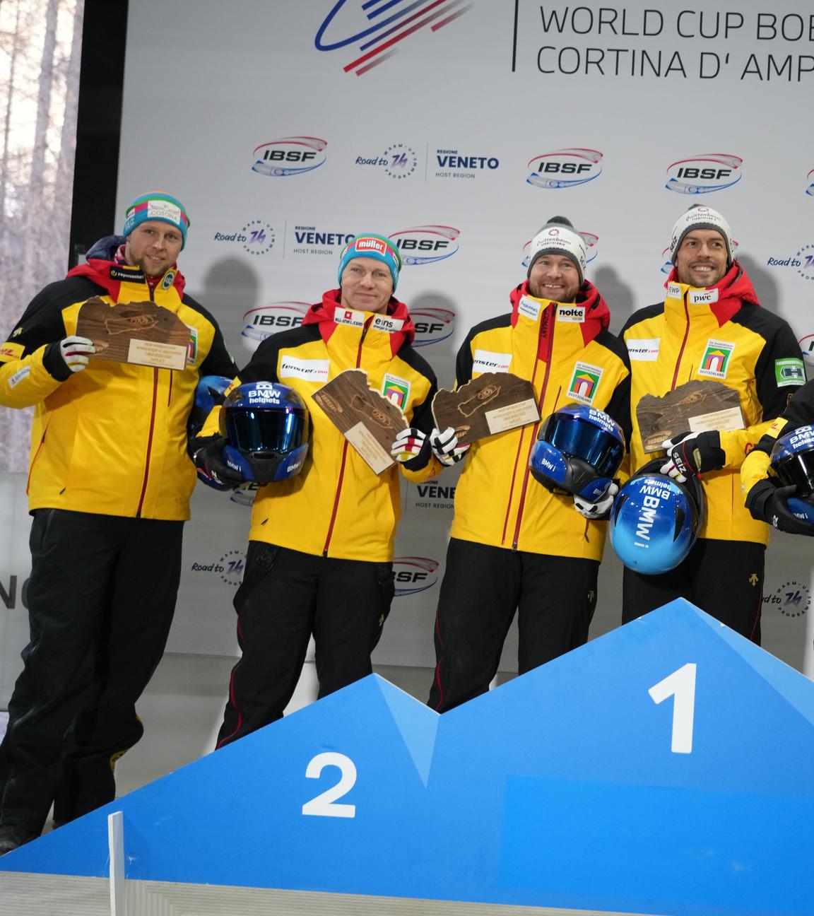 Platz eins bis drei für die deutschen Zweierbob-Piloten im Olympia-Eiskanal in Cortina d'Ampezzo