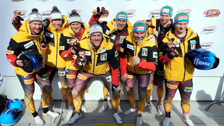 Die beiden deutschen Teams um Francesco Friedrich und Johannes Lochner jubeln.