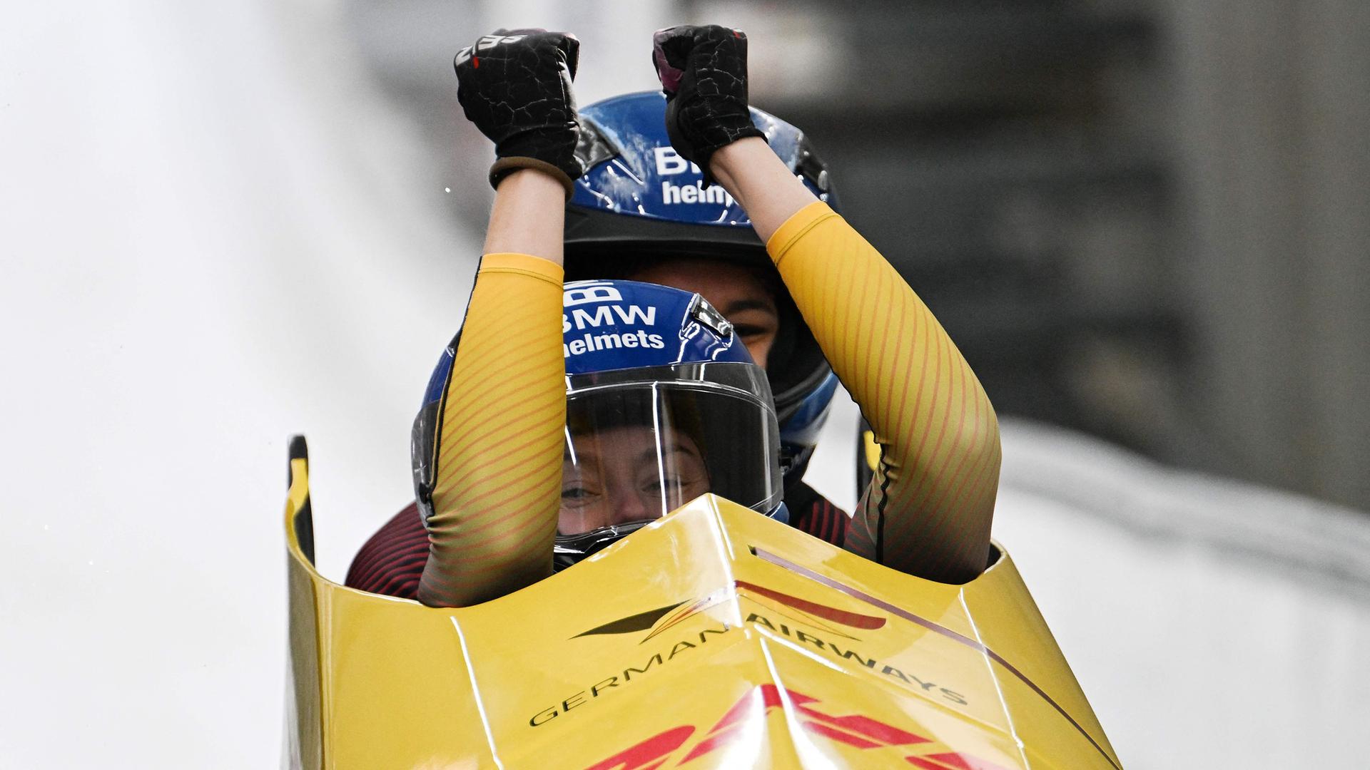 Laura Nolte und Deborah Levi gewinnen beim Zweierbob-Rennen auf der Olympia-Bahn in Cortina d'Ampezzo.