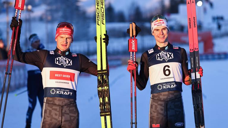 Julian Schmid und Vinzenz Geiger jubeln nach ihrem Doppelsieg beim Weltcup in Lillehammer.