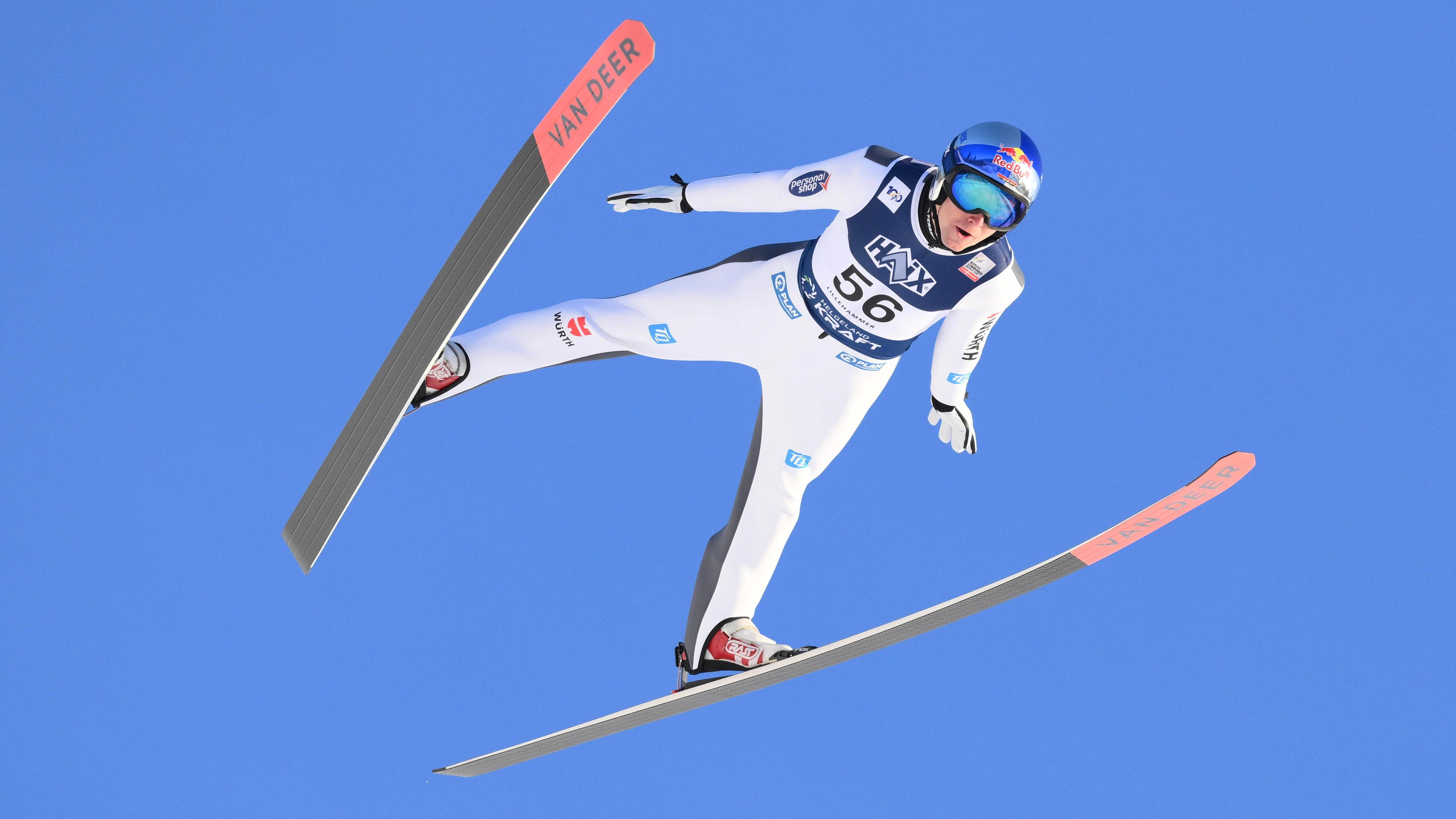 Vinzenz Geiger gewinnt in Aktion bei der nordichen Kombination beim Weltcup.