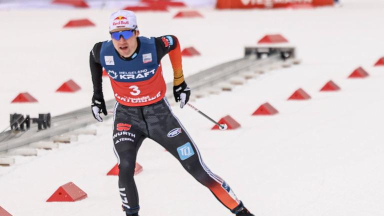 Deutschlands Vinzenz Geiger in Aktion beim Weltcup der nordischen Kombination.