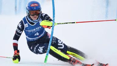 Mikaela Shiffrin aus den USA während ihrer Abfahrt beim Slalom-Weltcup.