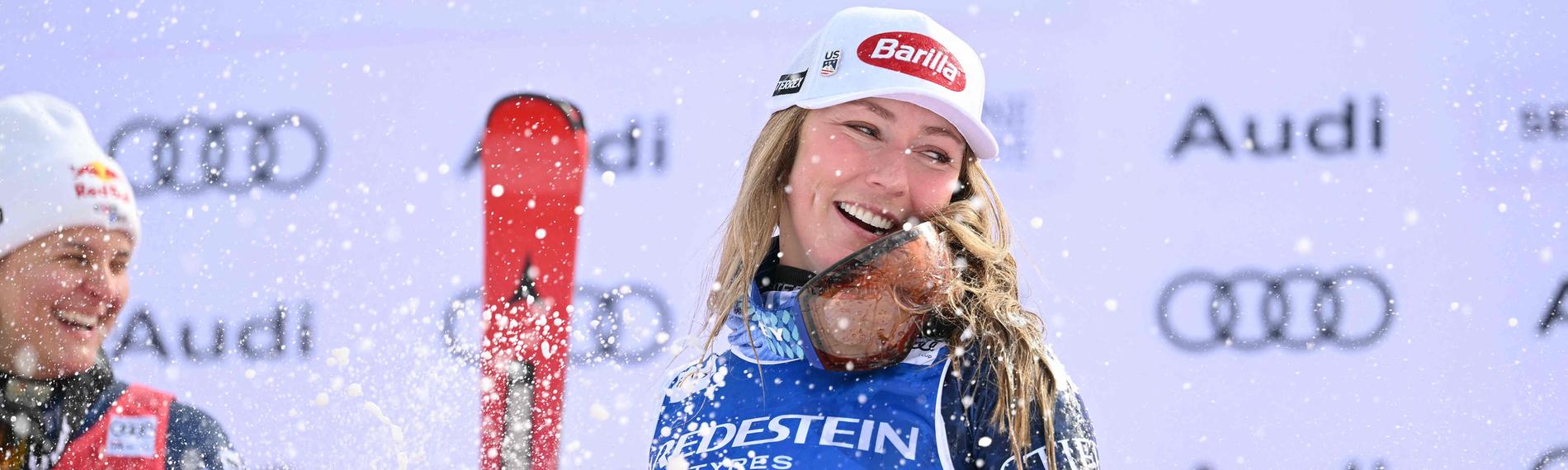 Mikaela Shiffrin aus den USA jubelt auf dem Podium.